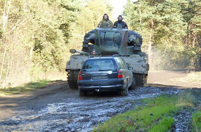 Car Crashing mit dem Panzer in Fürstenau