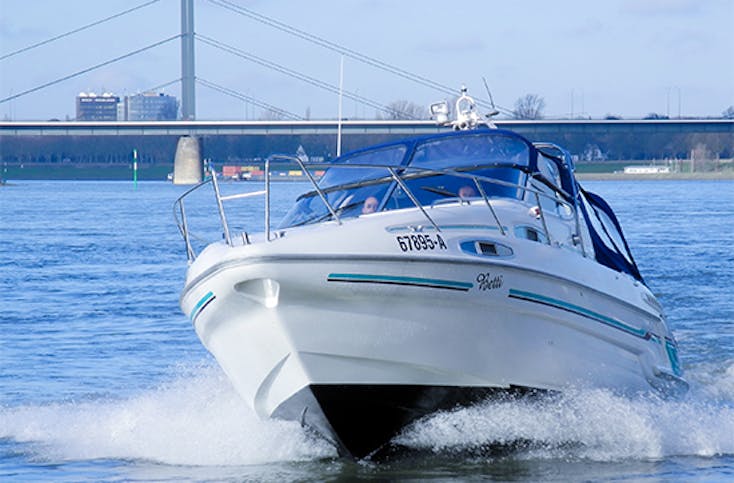 Sportboot fahren auf dem Rhein