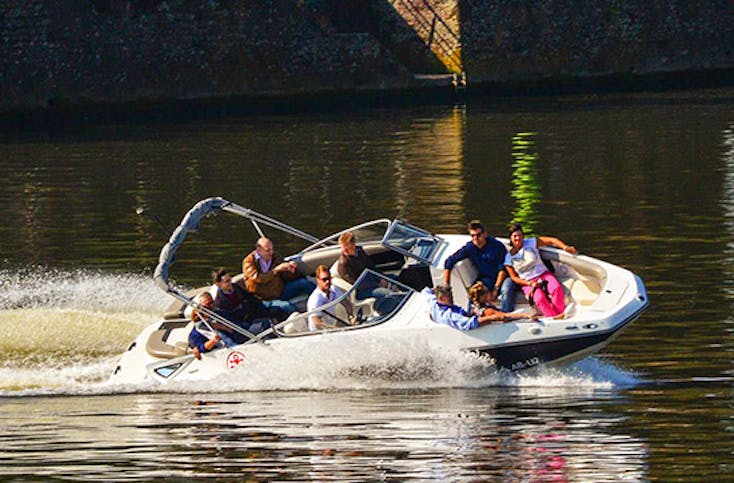 Speedboat-Tour auf dem Main für bis zu 11 Personen